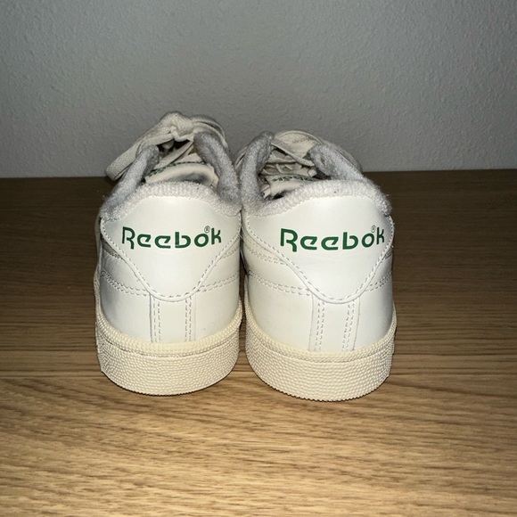 Classic cream reebok sneaker w/ red and green - Picture 4 of 6